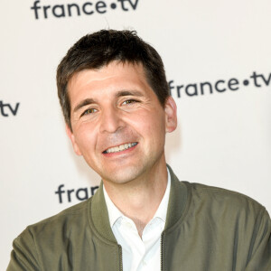 Thomas Sotto et Julia Vignali - Thomas Sotto au photocall de la conférence de presse de France 2 au théâtre Marigny à Paris le 18 juin 2019 © Coadic Guirec / Bestimage