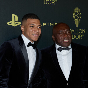 Kylian Mbappé et son père Wilfrid - Photocall de la 66ème cérémonie du Ballon d'Or au Théâtre du Chatelet à Paris le 17 octobre 2022. © Cyril Moreau/Bestimage