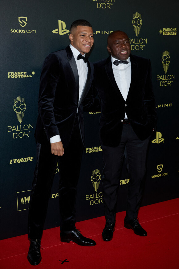 Kylian Mbappé et son père Wilfrid - Photocall de la 66ème cérémonie du Ballon d'Or au Théâtre du Chatelet à Paris le 17 octobre 2022. © Cyril Moreau/Bestimage