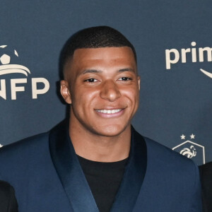 Kylian Mbappé avec son père Wilfrid Mbappé - Photocall de la cérémonie des Trophées UNFP 2022 au Pavillon Gabriel à Paris le 15 mai 2022. © Coadic Guirec/Bestimage