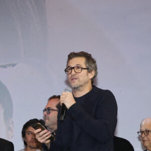 Exclusif - Guillaume Canet remercie son équipe, avec Marion Cotillard, Philippe Canet (le père de Guillaume), Gilles Lellouche, Matthieu Chedid alias M et Laura Felpin - Première du film Astérix et Obélix "L'Empire du Milieu" au cinéma Le Grand Rex à Paris le 15 janvier 2023. © Bertrand Rindoff / Bestimage 