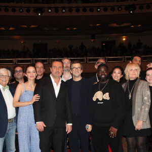 Exclusif - Leanna Chea (habillée en Barbara Bui), Philippe Canet (le père de Guillaume), Marion Cotillard, Gilles Lellouche, Guillaume Canet, Vincent Cassel, Issa Doumbia, Linh-Dan Pham, Sylvie Goscinny, Anne Uderzo, Julie Chen (habillée en Miu Miu), José Garcia et Jérôme Commandeur - Première du film Astérix et Obélix "L'Empire du Milieu" au cinéma Le Grand Rex à Paris le 15 janvier 2023. © Bertrand Rindoff / Bestimage 