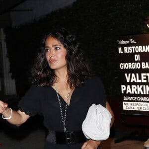 Exclusif - Salma Hayek et son mari François-Henri Pinault arrivent au restaurant Giorgio Baldi avec leur fille Valentina pour dîner avec L.Dicaprio le 24 août 2022. 