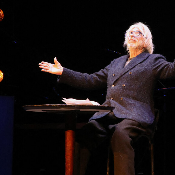 Pierre Richard sur scène - Pour ses Adieux au Théâtre du Rond-Point qu'il a dirigé 20 ans, Jean-Michel Ribes a reçu les hommages et les remerciements des comédiens qui ont joué sur cette scène. Paris, France, le 12 Décembre 2022. © Bertrand Rindoff / Bestimage 