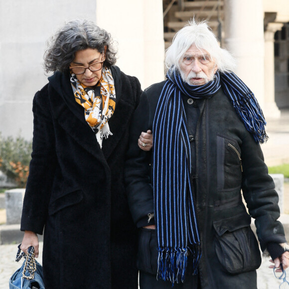 Pierre Richard et sa femme Ceyla Lacerda - Obsèques de Mylène Demongeot au cimetière du Père Lachaise à Paris, France, le 10 décembre 2022. © Christophe Clovis / Bestimage