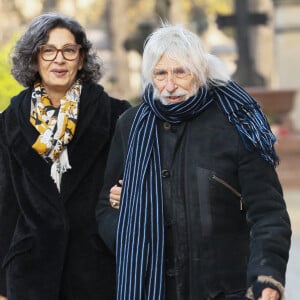 Pierre Richard et sa femme Ceyla Lacerda - Obsèques de Mylène Demongeot au cimetière du Père Lachaise à Paris, France, le 10 décembre 2022. © Christophe Clovis / Bestimage