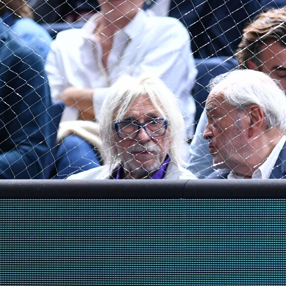 Pierre Richard - Célébrités assistent à la victoire de Novak Djokovic contre Stéfanos Tsitsipas (6-4, 3-6, 7-6) lors du tournoi de tennis "Rolex Paris Masters 2022" à Bercy AccorHotels Arena à Paris, le 5 novembre 2022 © Ramsamy Veeren / Bestimage 
