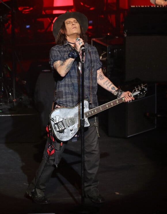 Exclusif - Johnny Depp, récemment célibataire, est en concert avec Jeff Beck à Thousand Oaks, le 5 novembre 2022. 