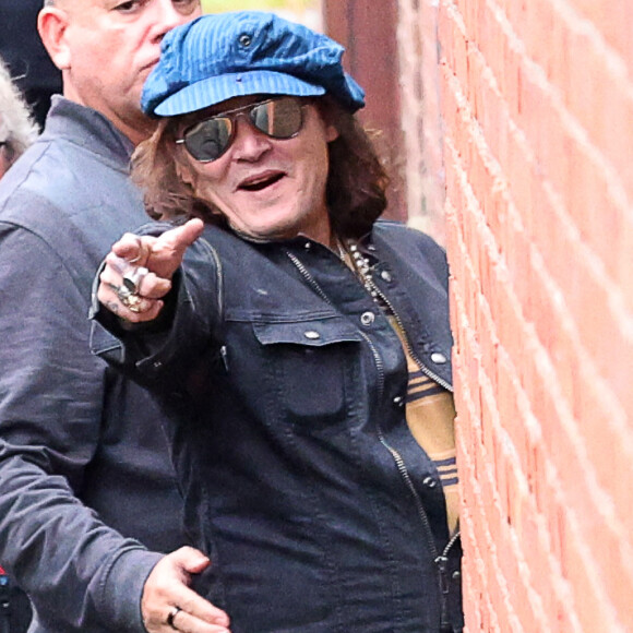 Exclusif - Johnny Depp, rasé de près, et ses musiciens arrivent à Kingston, le 13 octobre 2022. L'acteur-chanteur de 59 ans s'engouffre, entouré de ses gardes du corps, dans la salle de concert par l'entrée des artistes. 