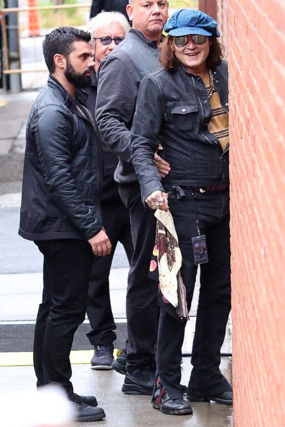 Exclusif - Johnny Depp, rasé de près, et ses musiciens arrivent à Kingston, le 13 octobre 2022. L'acteur-chanteur de 59 ans s'engouffre, entouré de ses gardes du corps, dans la salle de concert par l'entrée des artistes. 