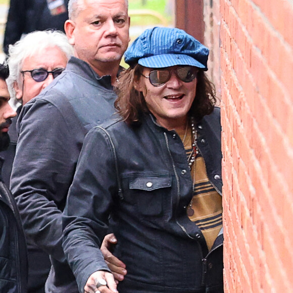 Exclusif - Johnny Depp, rasé de près, et ses musiciens arrivent à Kingston, le 13 octobre 2022. L'acteur-chanteur de 59 ans s'engouffre, entouré de ses gardes du corps, dans la salle de concert par l'entrée des artistes. 