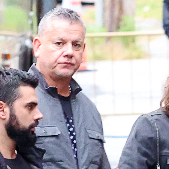 Exclusif - Johnny Depp, rasé de près, et ses musiciens arrivent à Kingston, le 13 octobre 2022. L'acteur-chanteur de 59 ans s'engouffre, entouré de ses gardes du corps, dans la salle de concert par l'entrée des artistes. 