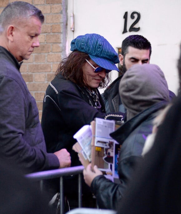 Johnny Depp salue ses fans à Port Chester dans l'état de New York le 8 octobre 2022. 