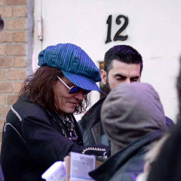 Johnny Depp salue ses fans à Port Chester dans l'état de New York le 8 octobre 2022. 