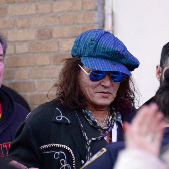 Johnny Depp salue ses fans à Port Chester dans l'état de New York le 8 octobre 2022. 