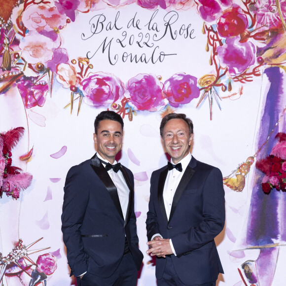 Stéphane Bern et son compagnon Yori Bailleres lors du Bal de la Rose 2022 au Sporting Club de Monaco en faveur de la Fondation Princesse Grace le 8 juillet 2022. La princesse Caroline, fille aînée de la défunte princesse Grace, en est la présidente. Le Bal de la Rose, créé par la princesse Grace de Monaco en 1954, fait son grand retour en 2022, après deux ans d'absence en raison de la crise sanitaire. Il se déroule toujours au mois de mars mais l'édition 2022 a été reportée au 8 juillet en raison des conditions sanitaires. © Cyril Moreau / Pool Monaco / Bestimage 