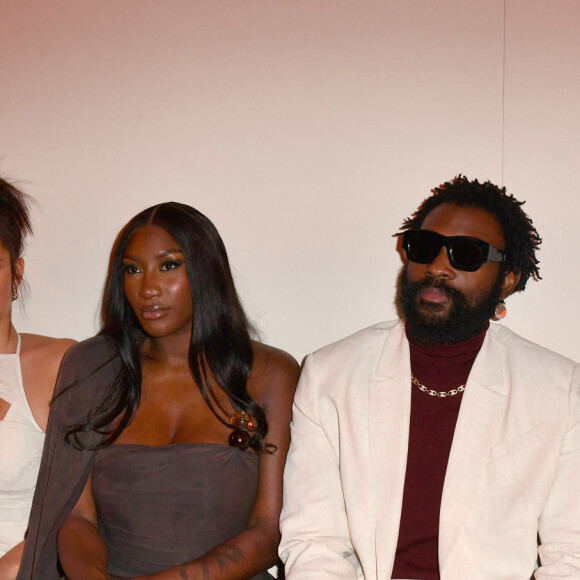 Vincent Cassel, sa femme Tina Kunakey, Adèle Exarchopoulos, Aya Nakamura, Damso et SCH - Photocall en front row du défilé "Le Raphia" de la maison Jacquemus au Bourget le 12 décembre 2022. © Veeren / Clovis / Bestimage 