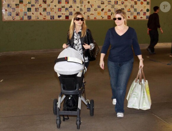 Sarah Michelle Gellar va faire les courses, à Westwood, accompagnée d'une amie. 20/02/2010