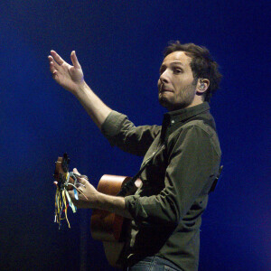 Le chanteur Vianney sur la scène du festival du Printemps de Pérouges à la Plaine de l'Ain à Saint-Vulbas (01), France le 01/07/2022. © Sandrine Thesillat / Panoramic / Bestimage