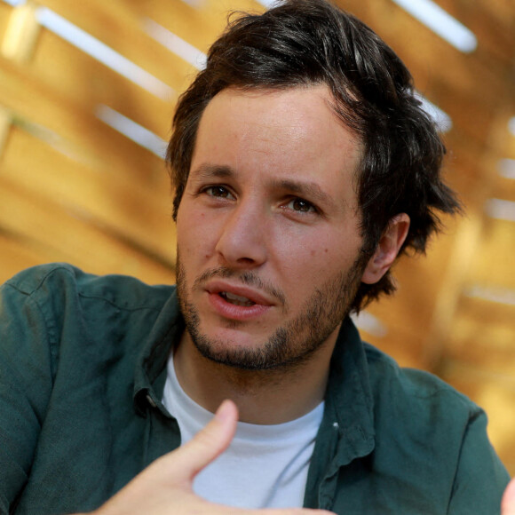 Exclusif - Vianney interviewé par des jeunes lecteurs de "Var Matin" avant son concert au Festival du Château à Solliès-Pont, le 19 juillet 2021. © Laurent Martinat / Nice Matin / Bestimage