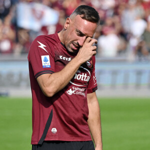 Franck Ribery, en larmes, fait ses adieux au public lors de son dernier match à Salerne.