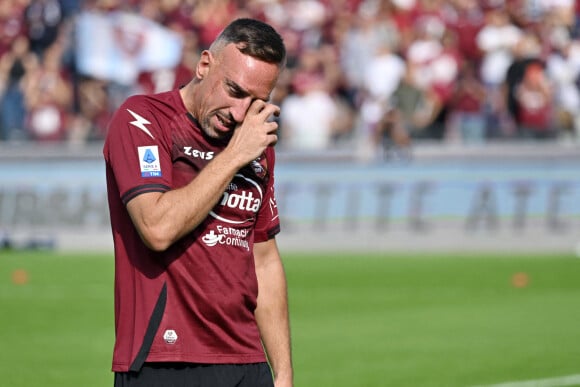 Franck Ribery, en larmes, fait ses adieux au public lors de son dernier match à Salerne.