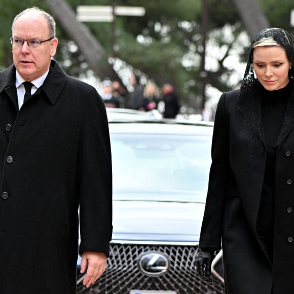 Le prince Albert II de Monaco et la princesse Charlene - Arrivées aux obsèques de l'ancien archevêque de la principauté de Monaco, Bernard Barsi en la cathédrale de Monaco le 4 janvier 2023. © Bruno Bebert/Bestimage