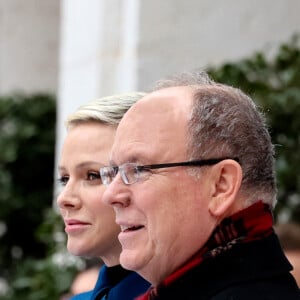 No Tabloïds - Le prince Albert II de Monaco, La princesse Charlene de Monaco lors du traditionnel arbre de Noël du palais princier à Monaco le 14 décembre 2022. Le couple princier et leurs enfants ont distribué cadeaux et friandises aux enfants monégasques, dans la cour du Palais. © Claudia Albuquerque / Bestimage