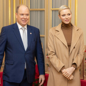 Le Prince Albert II et la princesse Charlène de Monaco assistent à la distribution des cadeaux de Noël de La Croix Rouge à Monte-Carlo, Monaco, le 13 décembre 2022. © Olivier Huitel/Pool Monaco/Bestimage