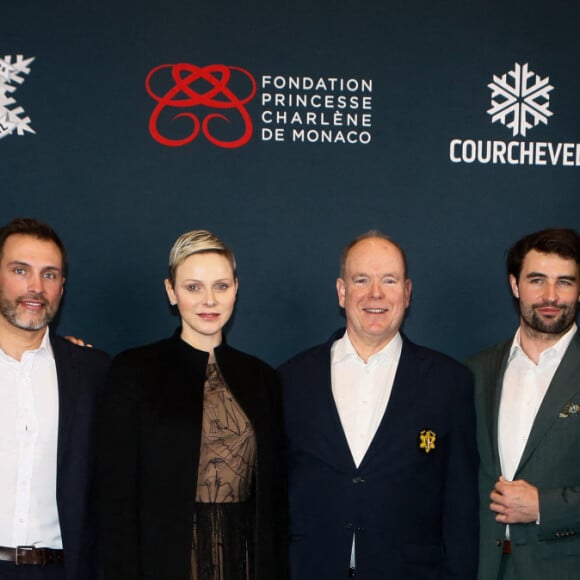 Exclusif - le Prince Albert II de Monaco et la Princesse Charlène entourés de skieurs lors de la soirée de gala au profit de la Fondation Princesse Charlène de Monaco et des enfants du Club des Sports de Courchevel le 12 février 2023. © Christophe Clovis / Rachid Bellak / Bestimage