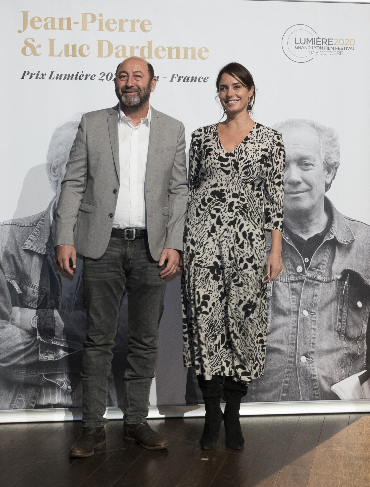 Photo : Kad Merad et sa femme Julia Vignali, lors de la cérémonie de  clôture de la 12e édition du Festival du film Lumière à Lyon, du 10 au 18  octobre 2020. © Sandrine Thesillat / Panoramic / Bestimage - Purepeople