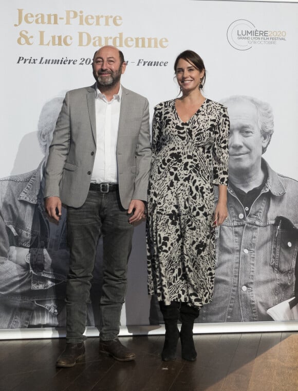 Kad Merad et sa femme Julia Vignali, lors de la cérémonie de clôture de la 12e édition du Festival du film Lumière à Lyon, du 10 au 18 octobre 2020.  © Sandrine Thesillat / Panoramic / Bestimage