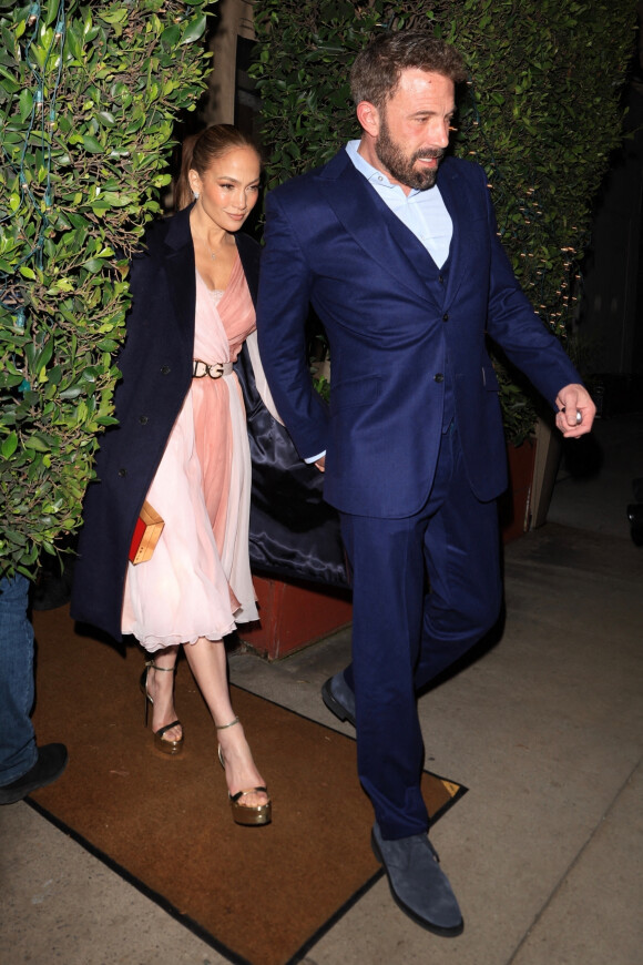 Exclusif - Jennifer Lopez et son mari Ben Affleck sont allés dîner en amoureux pour la Saint-Valentin au restaurant "Giorgio Baldi" à Los Angeles, le 14 février 2023.