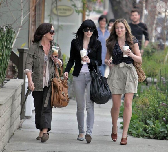Ashlee Simpson est de sortie avec des amies : elles se rendent dans un institut de beauté, jeudi 18 février.