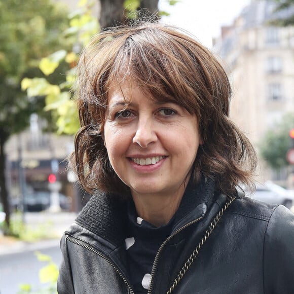 Exclusif - Valérie Bonneton à la sortie des studios de Radio France à Paris. Le 29 septembre 2021 
