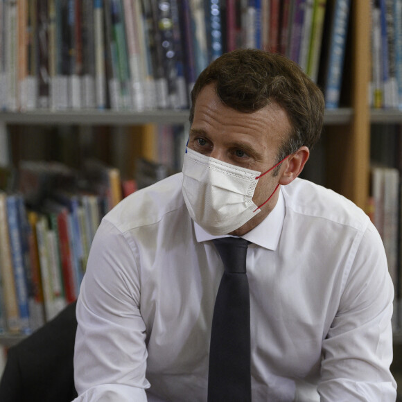 Echanges avec des élèves autour de Jean de La Fontaine et de la lecture - Le président Emmanuel Macron et sa femme Brigitte visitent la maison natale de Jean de La Fontaine à Château-Thierry le 17 juin 2021. © Eliot Blondet / Pool / Bestimage 