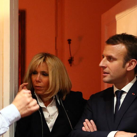 Exclusif  - Le président de la république Emmanuel Macron, sa femme la première Dame Brigitte Macron (Trogneux) rencontre Fabrice Luchini et sa compagne dans les loges du théâtre - Le président de la république française et sa femme la Première Dame sont allés à la repésentation de la pièce de théâtre de F. Luchini "Des écrivains parlent d'argent" au théâtre des Bouffes-Parisiens à Paris, France, le 6 novembre 2017. © Sebastien Valiela/Bestimage 