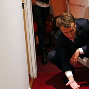 Exclusif - Le président de la république Emmanuel Macron attend Fabrice Luchini dans les loges - Le président de la république française et sa femme la Première Dame sont allés à la repésentation de la pièce de théâtre de F. Luchini "Des écrivains parlent d'argent" au théâtre des Bouffes-Parisiens à Paris, France, le 6 novembre 2017. © Sebastien Valiela/Bestimage 