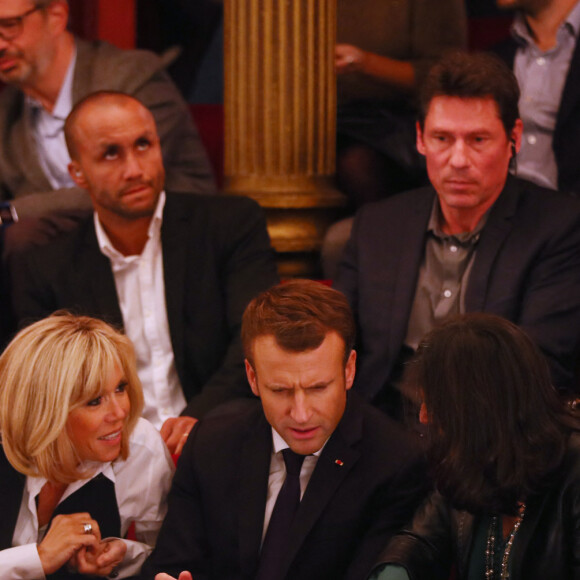 Exclusif - Le président de la république Emmanuel Macron, sa femme la première Dame Brigitte Macron (Trogneux) et la compagne de F. Luchini - Le président de la république française et sa femme la Première Dame sont allés à la repésentation de la pièce de théâtre de F. Luchini "Des écrivains parlent d'argent" au théâtre des Bouffes-Parisiens à Paris, France, le 6 novembre 2017. © Sebastien Valiela/Bestimage 