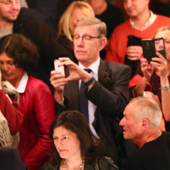 Exclusif - Le président de la république Emmanuel Macron, sa femme la première Dame Brigitte Macron (Trogneux) et la compagne de F. Luchini - Le président de la république française et sa femme la Première Dame sont allés à la repésentation de la pièce de théâtre de F. Luchini "Des écrivains parlent d'argent" au théâtre des Bouffes-Parisiens à Paris, France, le 6 novembre 2017. © Sebastien Valiela/Bestimage 