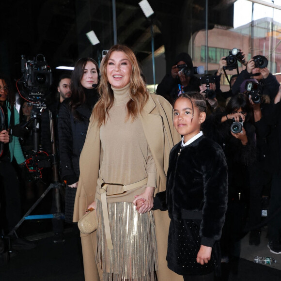 Ellen Pompeo et sa fille au défilé de mode prêt-à-porter automne-hiver 2023/2024 "Michael Kors" lors de la fashion week de New York.