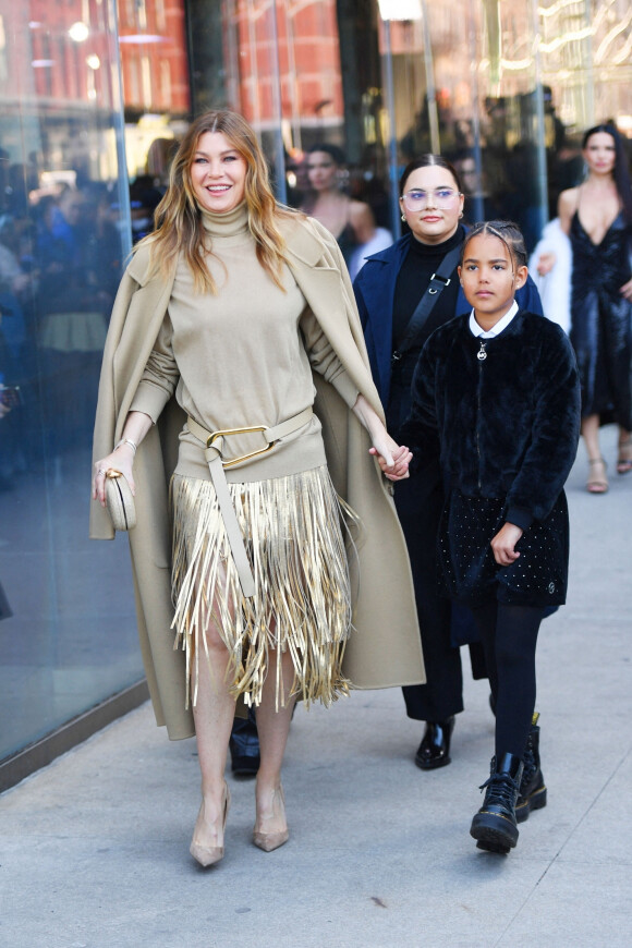 Ellen Pompeo et sa fille arrivent au défilé de mode prêt-à-porter automne-hiver 2023/2024 "Michael Kors" lors de la fashion week de New York le 15 février 2023. 