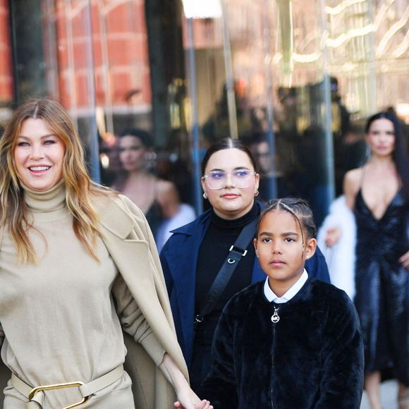 Ellen Pompeo et sa fille arrivent au défilé de mode prêt-à-porter automne-hiver 2023/2024 "Michael Kors" lors de la fashion week de New York le 15 février 2023. 