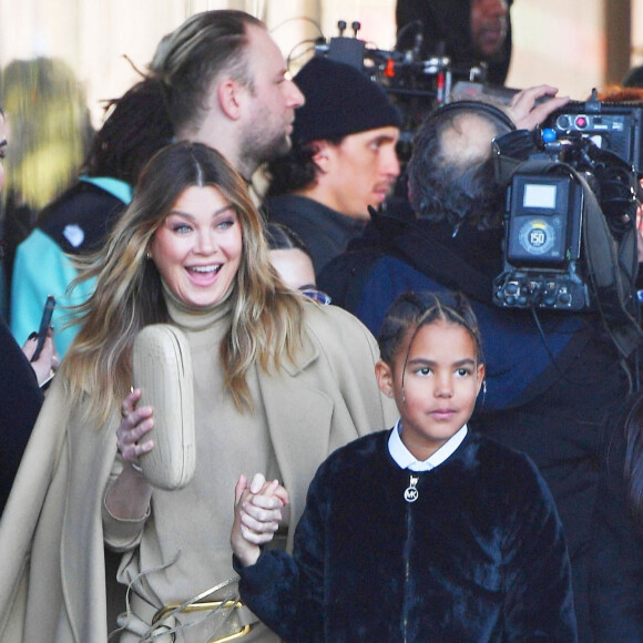 Ellen Pompeo et sa fille arrivent au défilé de mode prêt-à-porter automne-hiver 2023/2024 "Michael Kors" lors de la fashion week de New York le 15 février 2023. 