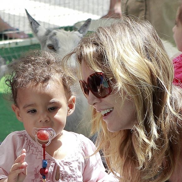 Ellen Pompeo et sa fille Stella Luna Ivery Pompeo âgée de un an et demu au zoo de West Hollywood en Californie le 17 juillet 2011. 