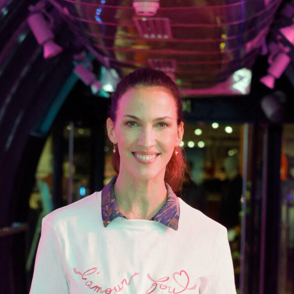 Linda Hardy (miss France 1992) - Opération "Fil rose" ayant pour objectif de reverser 1 euro pour chaque kilomètre parcouru à l'association "les bonnes fées" au centre commercial Beaugrenelle à Paris, France, le 27 octobre 2021. © Christophe Clovis / Bestimage