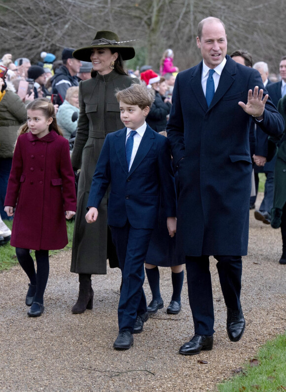 Une visite qui a enchanté les deux enfants, mais également leur père : le prince William est un grand fan de cinéma, mais connait surtout tout l'univers de la Terre du Milieu dans les moindres détails. 
Le prince William, prince de Galles, Catherine (Kate) Middleton, princesse de Galles, le prince George de Galles, et la princesse Charlotte de Galles - La famille royale d'Angleterre assiste au service religieux de Noël à l'église St Mary Magdalene à Sandringham, Norfolk, Royaume Uni, le 25 décembre 2022. 