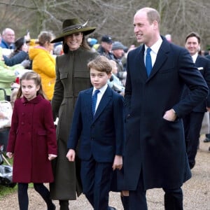 Le prince William, prince de Galles, Catherine (Kate) Middleton, princesse de Galles, le prince George de Galles, et la princesse Charlotte de Galles - La famille royale d'Angleterre assiste au service religieux de Noël à l'église St Mary Magdalene à Sandringham, Norfolk, Royaume Uni, le 25 décembre 2022. 