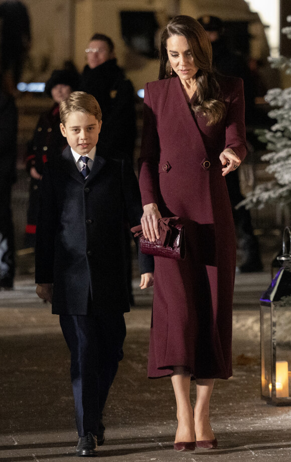 Le prince George et Catherine (Kate) Middleton, princesse de Galles - La famille royale à la sortie de la messe "Together at Christmas" à l'Abbaye de Westminster le 15 décembre 2022. 