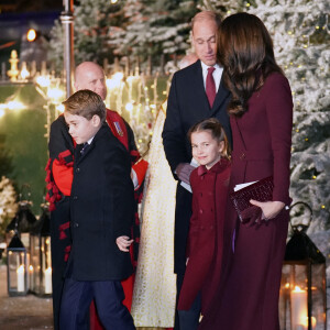 Le prince William, prince de Galles, Catherine Kate Middleton, princesse de Galles, le prince George, la princesse Charlotte - La famille royale à la sortie de la messe "Together at Christmas" à l'Abbaye de Westminster le 15 décembre 2022. 